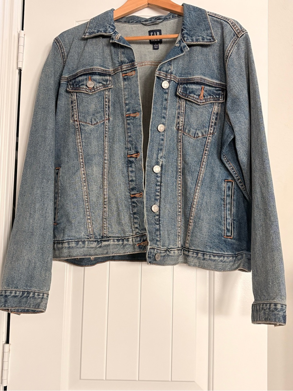 NWOT GAP Denim Classic Trucker Jacket – Women’s XL